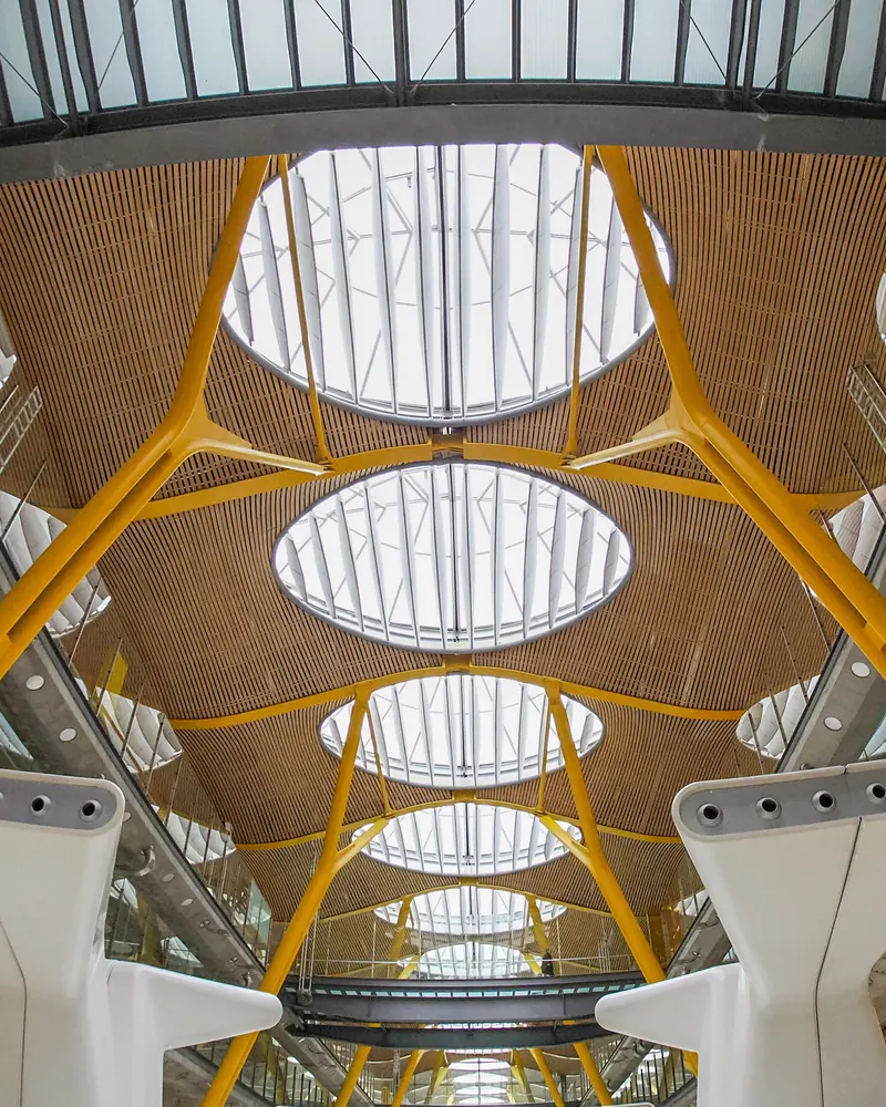 Arquitectura interior de la terminal T4 del aeropuerto Adolfo Suárez Madrid-Barajas